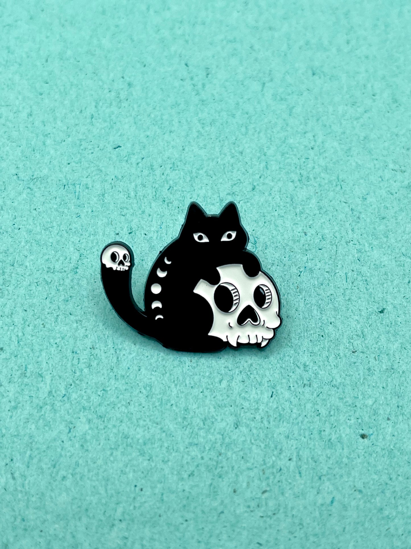 Gatito y calavera