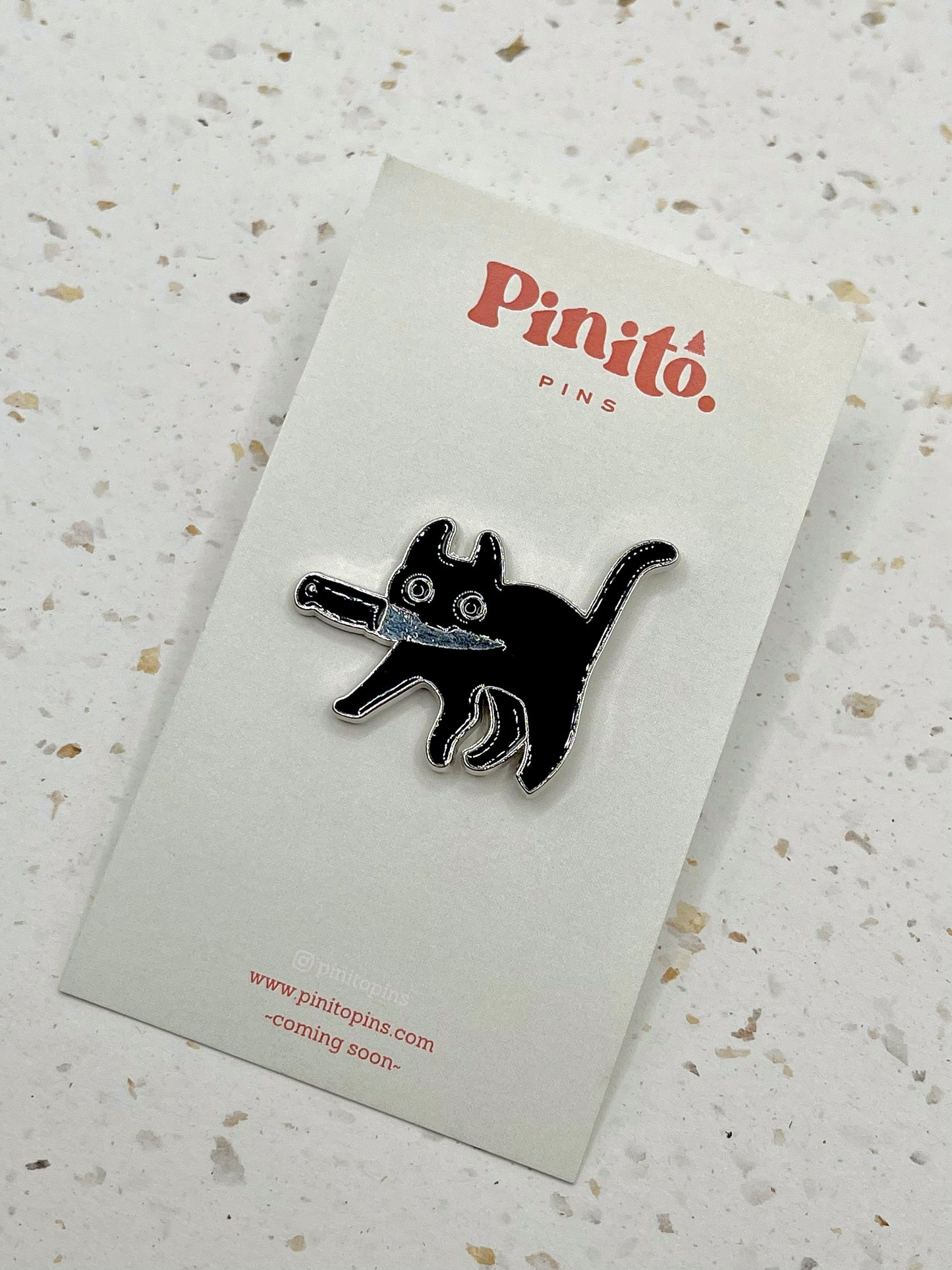 Gatito con cuchillo